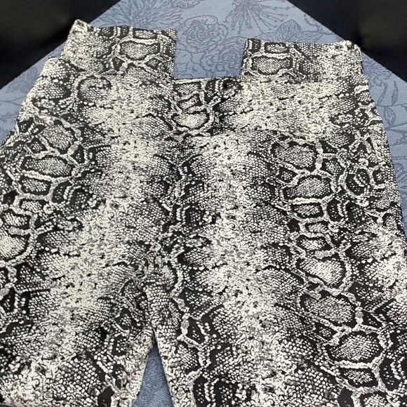 Soho Apparel Women's Snakeskin Print Ankle lengĥt Size Large Black & White - Picture 4 of 4